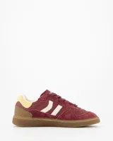 Championes Coolway modelo Goal Deep Rouge, confeccionados en gamuza y cuero premium en tono bordó, con paneles en contraste blancos y talón en amarillo claro y marrón. Presentan suela de goma flexible y diseño retro-sport urbano.