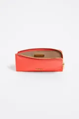 Tarjetero monedero color naranja con textura y logo metálico dorado de Bimba y Lola.