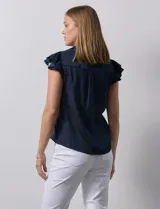 Camisa azul marino de satén, marca Alex & Lili. Cuello con solapa y escote en V. Apertura central con botones y sisas con volados.