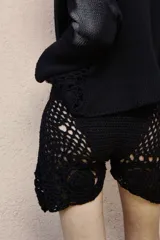 Short tejido a crochet color marrón, con cintura alta y diseño calado en las piernas.