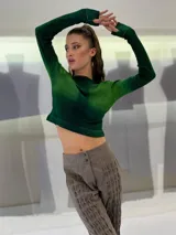 Buzo corto tejido en lana merino teñida artesanalmente, con puños con ojal para el pulgar.