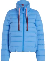 Campera acolchada celeste con cuello alto y cierre frontal con cremallera. Tiene dos bolsillos laterales con cierre y logo de la marca bordado en el pecho.