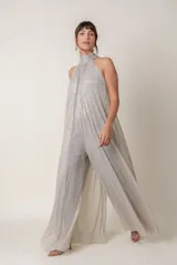 Mono plateado de lurex, corte ancho, con cuello halter y lazo.