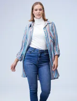 Camisola estampada a rayas verticales en tonos celeste, azul, naranja y marrón. Cuello con solapa, abertura central con botones y bolsillo aplicado en el pecho. Mangas largas regulables con presilla y botón. Laterales con bolsillos en costura. Marca Ruby Rd.