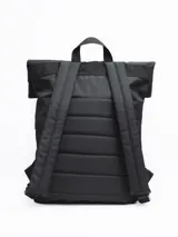 Mochila negra de poliéster con cierre superior enrollable, asa de mano y tirantes ajustables.