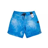 Short de baño Hurley celeste con diseño batik y logo de la marca en la pierna derecha.