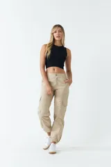 Musculosa negra estilo top, de corte ajustado y sin mangas.