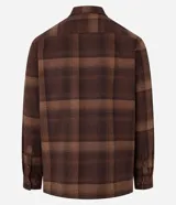 Camisa de franela a cuadros en tonos de azul marino y gris oscuro, con corte regular, manga larga, cuello camisero, cierre frontal de botones y un bolsillo en el pecho.
