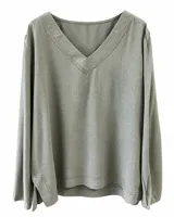 Blusa de manga larga color verde militar, con escote en V y costuras pespunteadas decorativas en el cuello y el dobladillo inferior.