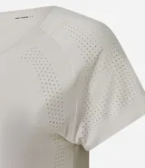 Remera deportiva de microfibra color blanco, con cuello redondo, mangas cortas y paneles laterales con perforaciones para mayor ventilación.
