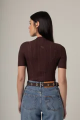 Camiseta de punto acanalado color marrón, con cuello alto y mangas cortas ajustadas.