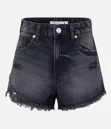 Short de jean femenino de corte slim, con trabillas en la cintura, bolsillos y cierre delantero tradicional. Presenta detalles desgastados y terminación deshilachada.