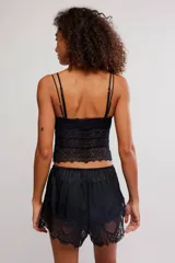Musculosa corta y semitransparente de encaje floral negro, con tirantes ajustables.
