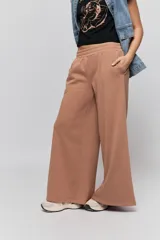 Babucha de corte wide leg en color tostado, con cintura elástica y bolsillos laterales. Confeccionada en tejido de algodón con interior suave.
