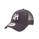 Gorra tipo trucker de New Era, modelo 9Forty, con frente estructurado en color azul marino y paneles traseros de malla. Presenta el logo de los New York Yankees bordado en blanco en el frente y visera curva.