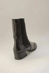 Botas de cuero color beige con elásticos laterales negros, taco cuadrado y punta cuadrada.