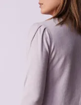 Buzo tejido en hilado fino color blanco, marca Vila Milano. Manga ¾ con pliegue en hombro.