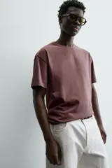 Camiseta color arena de algodón compacto, corte recto, cuello redondo y mangas cortas.