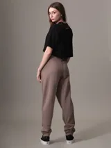 Pantalón de jogging color marrón claro, con cintura elástica, bolsillos laterales y logo de Calvin Klein en la cadera.