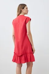 Vestido corto de color rojo con cuello en V, mangas cortas integradas y un detalle de volado en el ruedo. Presenta un diseño de silueta holgada y minimalista.