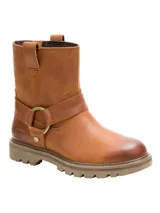 Bota de caña media Cat modelo Grader Harness, confeccionada en cuero color marrón. Presenta un diseño robusto con detalle de correa decorativa con herraje metálico circular en el tobillo, logo de la marca grabado en el lateral y suela de goma dentada para mayor tracción.