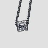 Collar de acero con dije plateado completamente incrustado de circonias brillantes.
