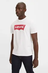 Remera blanca de algodón con logo Levi's Batwing estampado en rojo en el pecho.