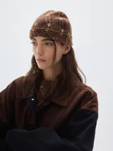 Gorro tejido tipo beanie con diseño jacquard en tonos marrones. Confeccionado en mezcla de fibras suaves.