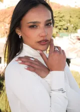 Brazalete rígido plateado de acero quirúrgico con diseño entrelazado y terminaciones redondeadas.