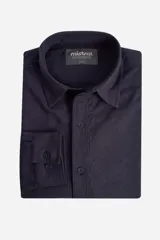 Camisa de manga larga azul marino con textura acanalada vertical. Confeccionada en algodón, de corte clásico y cuello americano.