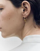 Aros pequeños dorados con diseño entrelazado de acabado pulido.