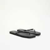 Chanclas de dedo color negro con suela plana y tiras finas.