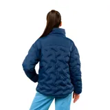 Campera acolchada de mujer, color azul marino, con cuello alto, cierre frontal con botones a presión y bolsillos laterales. Presenta el logo de Umbro y el escudo del Club Nacional de Football bordados en el pecho.