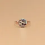 Anillo de diseño profesional fabricado en plata 925 y oro 9k, con un motivo central circular que representa una mano sosteniendo un instrumento quirúrgico.