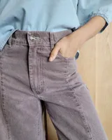 Pantalón de jean estilo wide leg con costuras verticales frontales, tiro alto y bolsillos laterales.