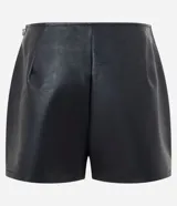 Short pollera de poliuretano color negro, de tiro alto y diseño ajustado con corte frontal cruzado y abertura lateral.