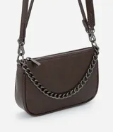 Cartera tipo baguette color marrón con textura efecto piel de serpiente. Presenta un diseño compacto con cierre de cremallera superior, una cadena decorativa frontal en tono oscuro y una correa larga ajustable y desmontable.