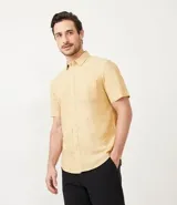 Camisa de hombre de manga corta confeccionada en mezcla de lino y algodón. Presenta un calce comfort, cuello camisero, cierre frontal con botones y un bolsillo en el pecho. Marca Marfinno.