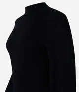 Suéter negro de punto con cuello alto, mangas largas abullonadas y puños largos.