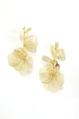 Par de caravanas colgantes doradas con diseño de flores de alambre.