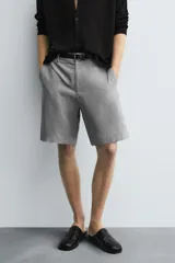 Bermuda de corte regular fit, confeccionada en una mezcla de algodón y lino. Presenta bolsillos laterales, bolsillos traseros de plastrón y cierre frontal con cremallera y botón.