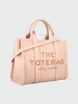 Bolso tote de cuero color marrón con el logo "THE TOTE BAG MARC JACOBS" estampado en el frente.