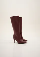 Botas de caña alta color bordó, con punta fina y taco aguja.
