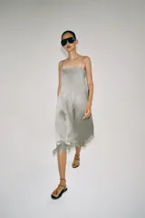 Vestido midi de Zara Woman Collection color verde, con escote recto, tirantes finos ajustables, detalles de encaje a tono en el escote y el bajo asimétrico.