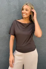 Blusa marrón de manga corta con escote drapeado, de corte al cuerpo.