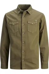 Camisa de denim color verde militar, corte slim fit, con cuello clásico, cierre frontal abotonado, mangas largas con puños abotonados y dos bolsillos de parche en el pecho con solapa abotonada.