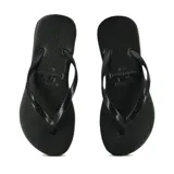 Chancletas negras de diseño clásico con tiras finas texturizadas y suela de goma antideslizante.