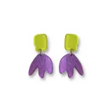 Par de aros colgantes con forma geométrica, con pieza superior rectangular color verde lima y pieza inferior con forma de flor de tres pétalos color violeta brillante.