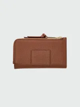 Billetera mediana Marc Jacobs de cuero marrón, con cierre de cremallera lateral y múltiples ranuras internas para tarjetas.
