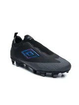Championes de fútbol Umbro Belix HG, color negro con detalles en celeste y tornasolados en el logo lateral, diseño sin cordones con cuello elástico y tapones para césped natural.